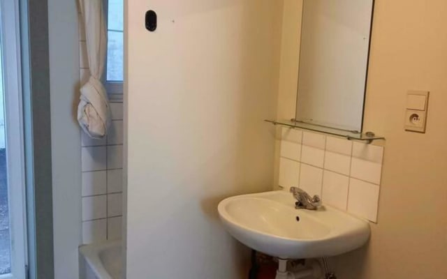 Studio Studio with private shower/bath, private toilet and private kitchen Bild 2