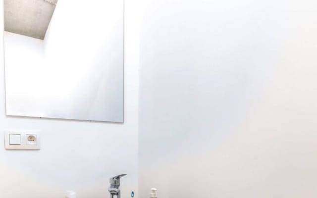 Sala Room with private shower/bath and private kitchen imagem 1