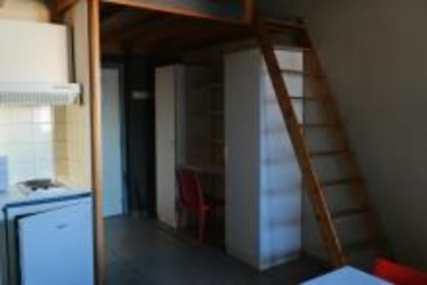 Studio Furnished studio - 2x single beds with own kitchen and bathroom (min. 12 months) Immagine 2
