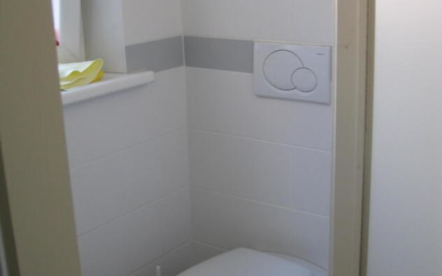 Kamer Room with shared bath/shower and shared toilet foto 1