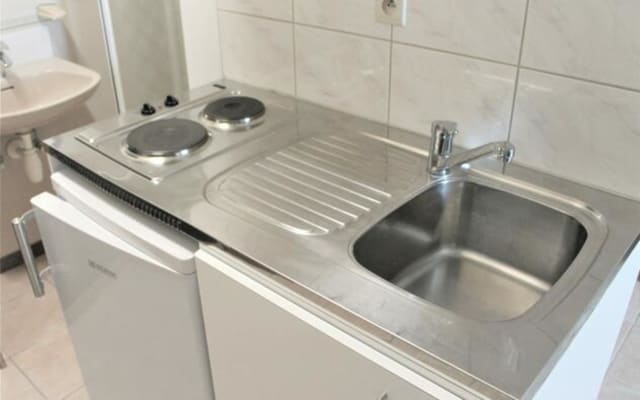 Oda Room with private shower/bath and private kitchen resim 1