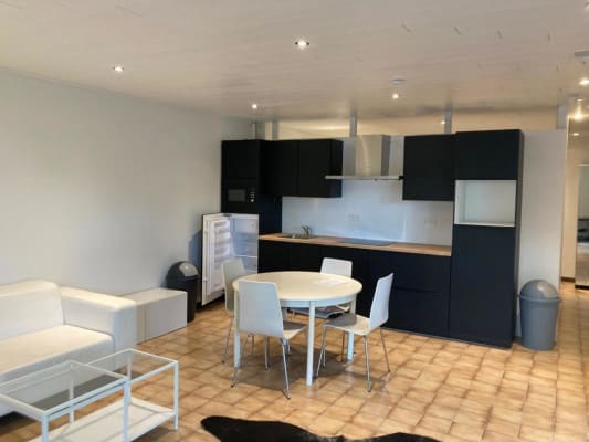Sala Bemeubeld appartement op 70m2 met privékoer en tuin imagem 3