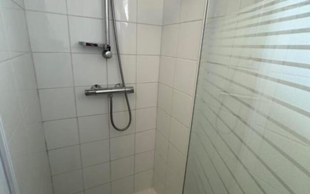 Kamer Room with shared bath/shower and shared toilet foto 2