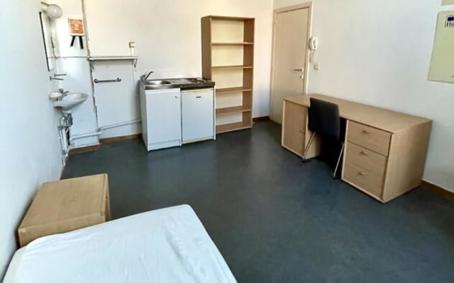 Oda Room with shared bath/shower and shared toilet resim 2