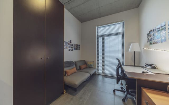 Sala Room with private shower/bath and private kitchen imagem 2