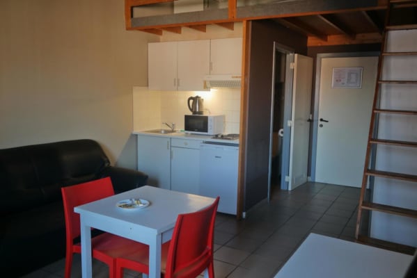 Sala Gemeubileerde studio - 2x eenpersoonsbedden met eigen keuken en badkamer (min. 3 maanden) imagem 2