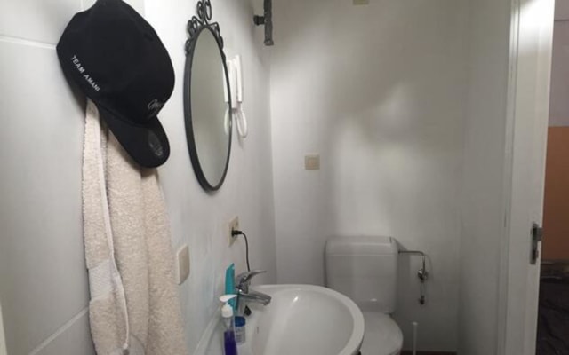 Sala Room with private shower/bath and private toilet imagem 5