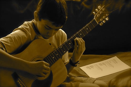 Playing music using green vein kratom