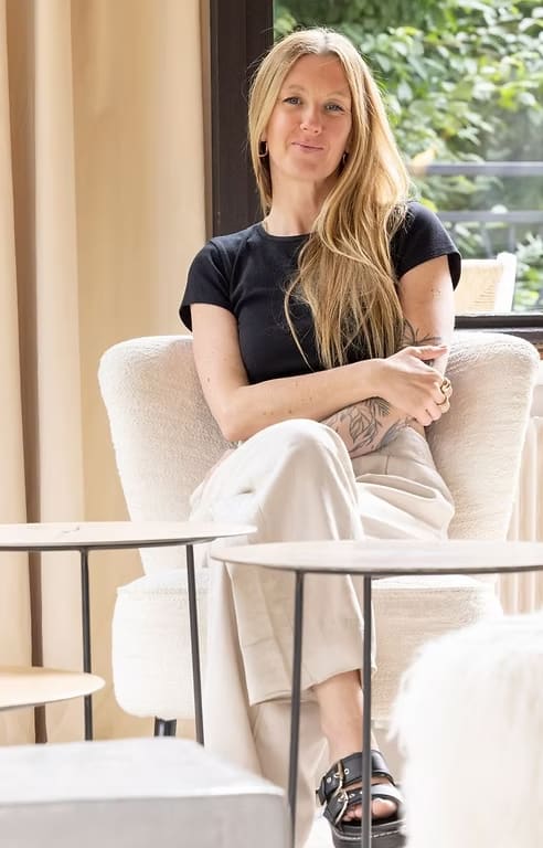 Thaïs Malnuit, décoratrice-conseillère en design d’espace, dans un intérieur