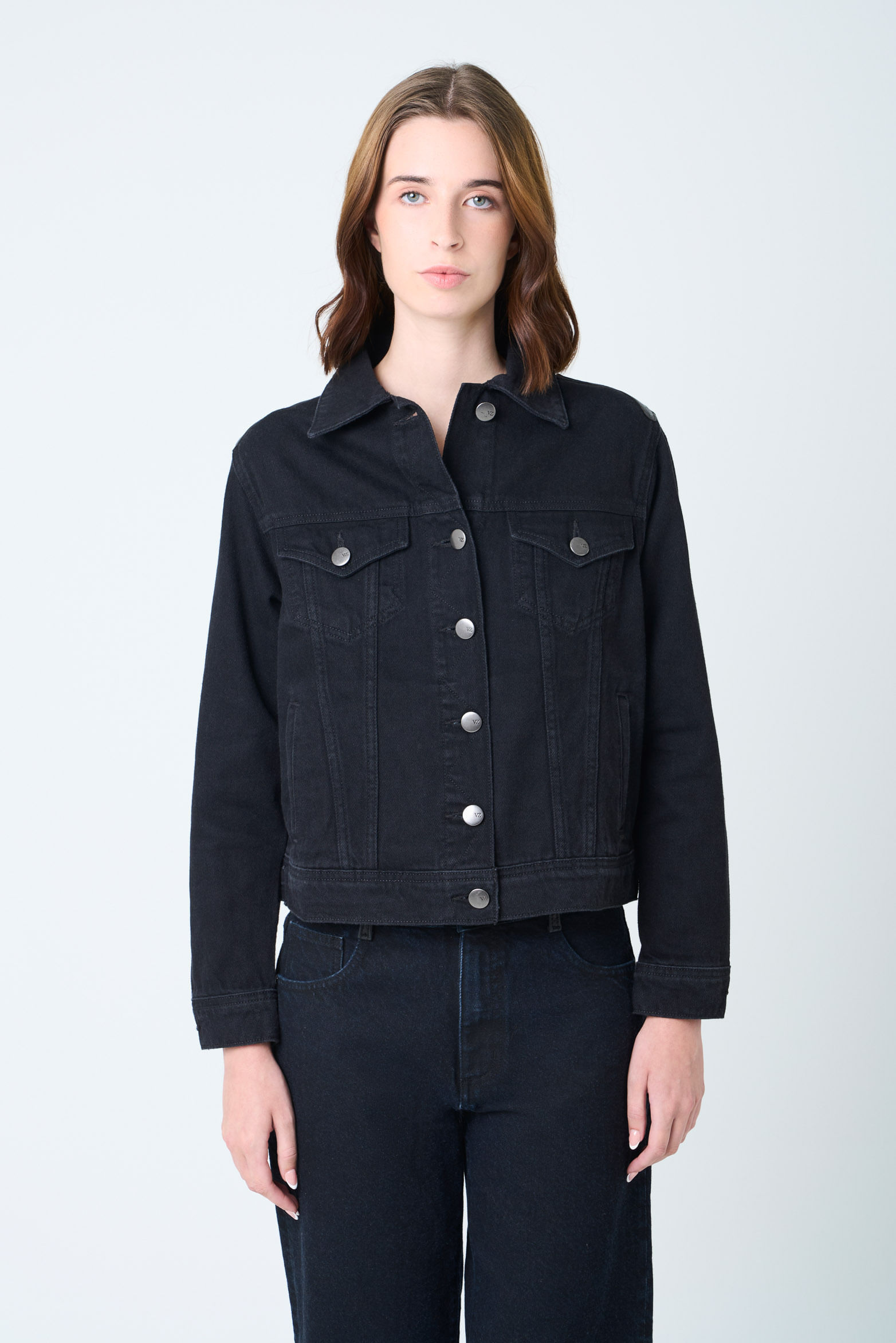 Chaqueta Circe trucker en black denim aplique bordado