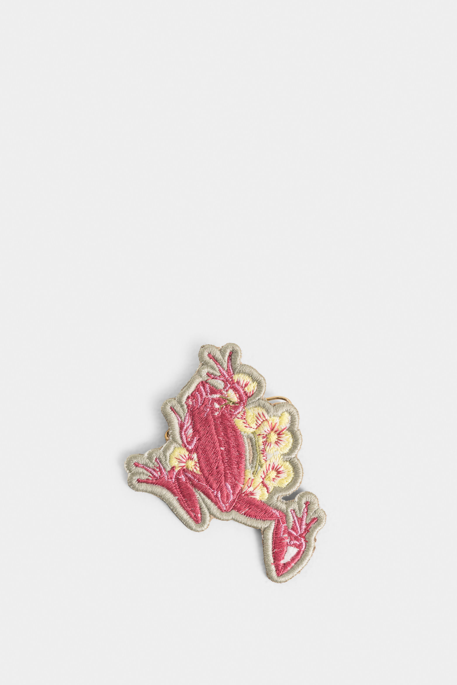Pin rana bordado para mujer sobre textil