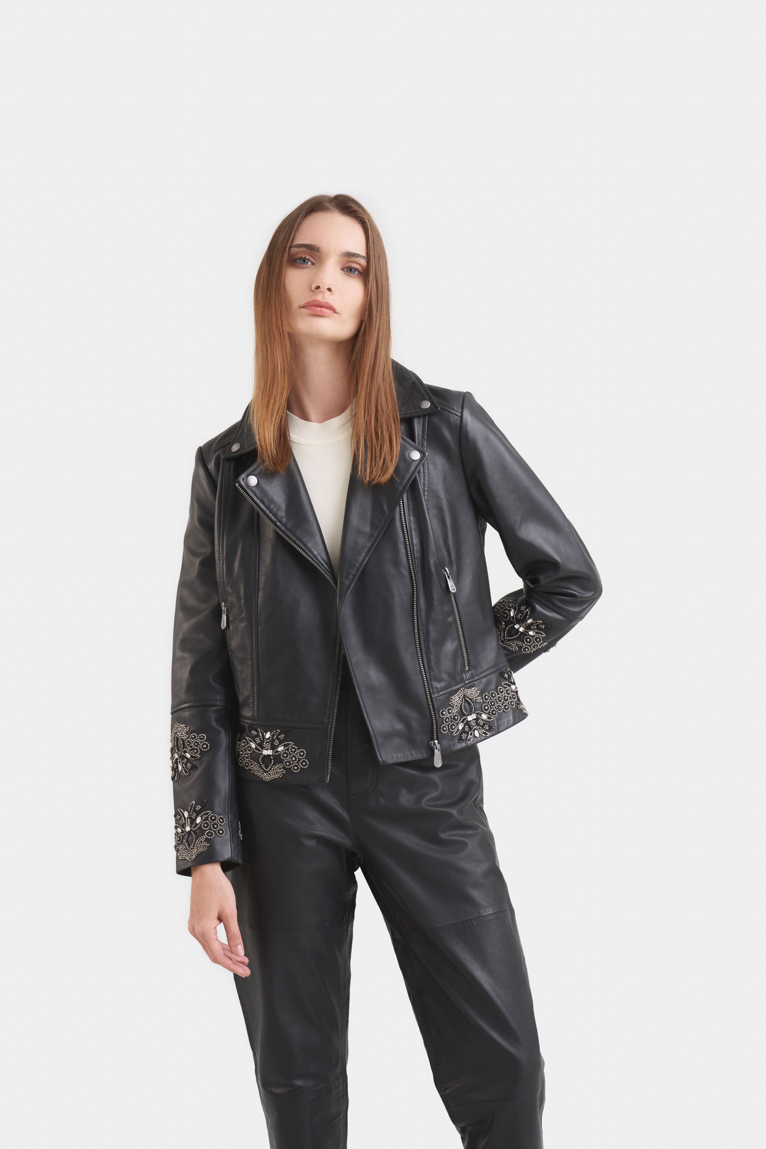 Biker iris de cuero para mujer detalles bordados con pedrería