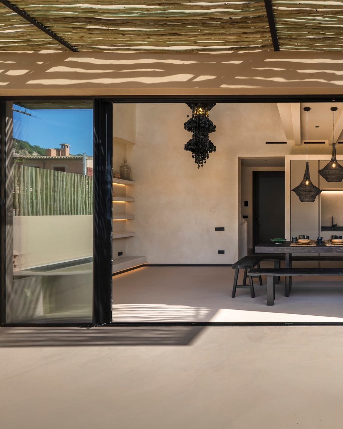Die geöffneten Glasschiebetüren, Küche und Esszimmer von der Terrasse aus gesehen, Fuster 8