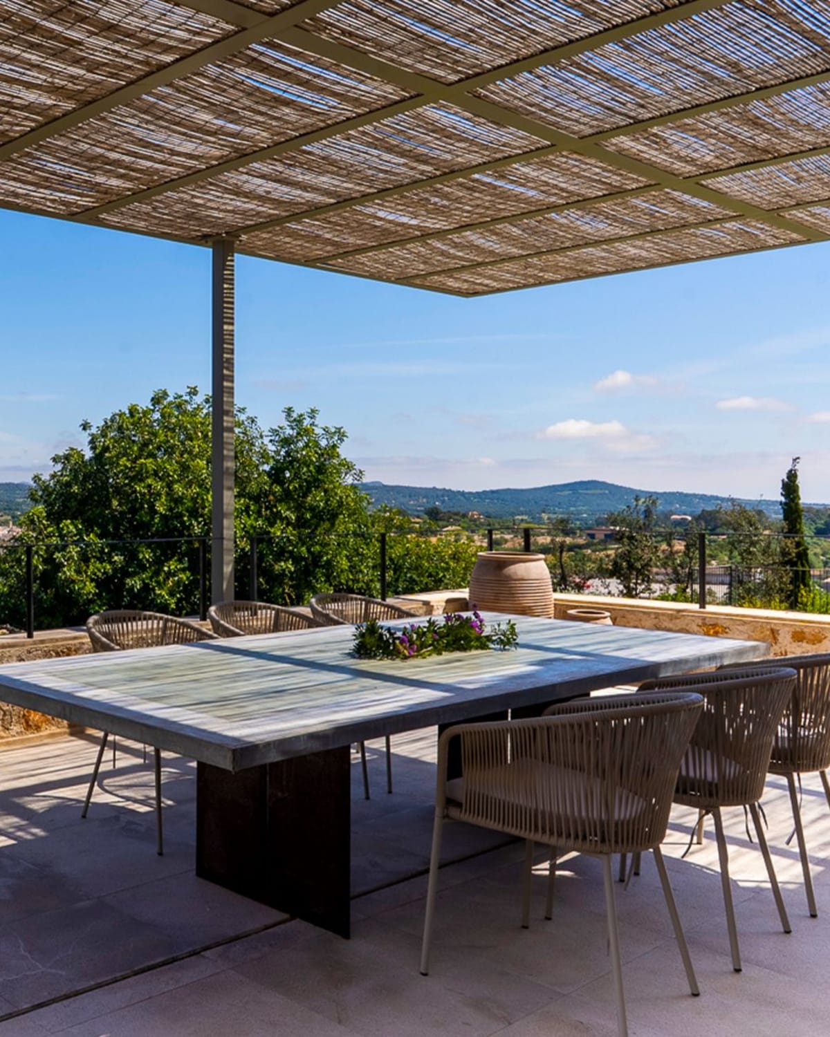 Die Terrasse unter ihrer Schilfpergola, mit Blick über Sant Llorenç und die Hügel, Finca Sant Llorenç