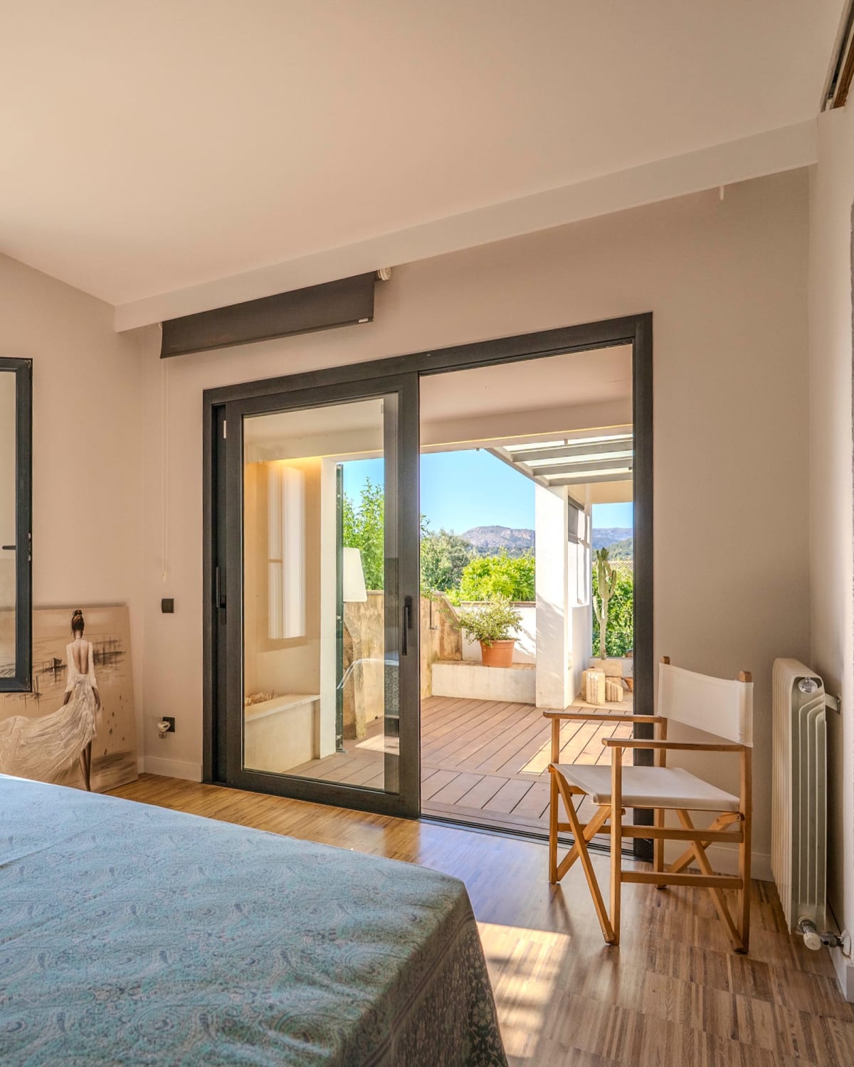 Ein Schlafzimmer mit Zugang zu einer Terrasse, Exklusive Gartenwohnung