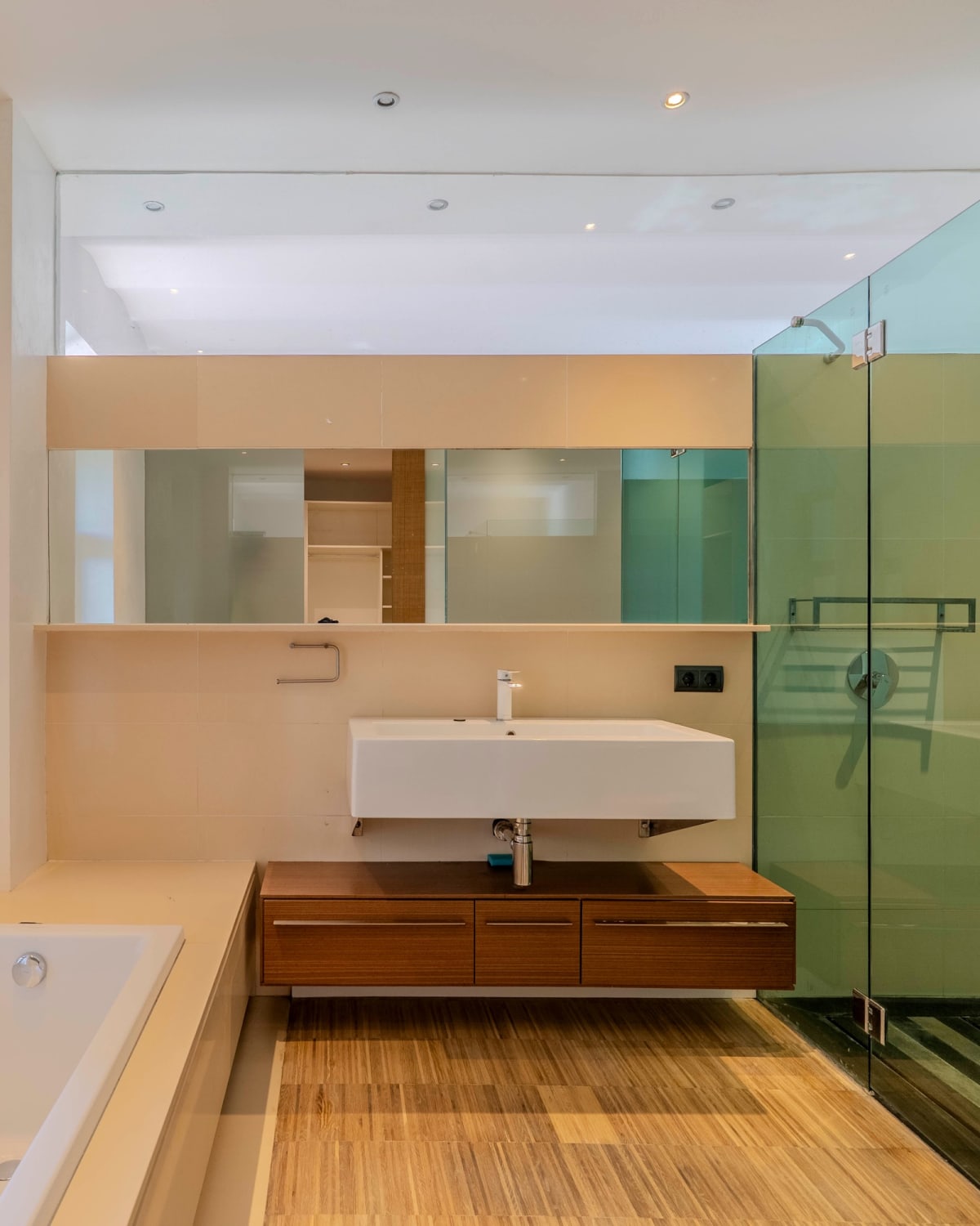 Die Badewanne, die Dusche und das Waschbecken, Exklusive Gartenwohnung