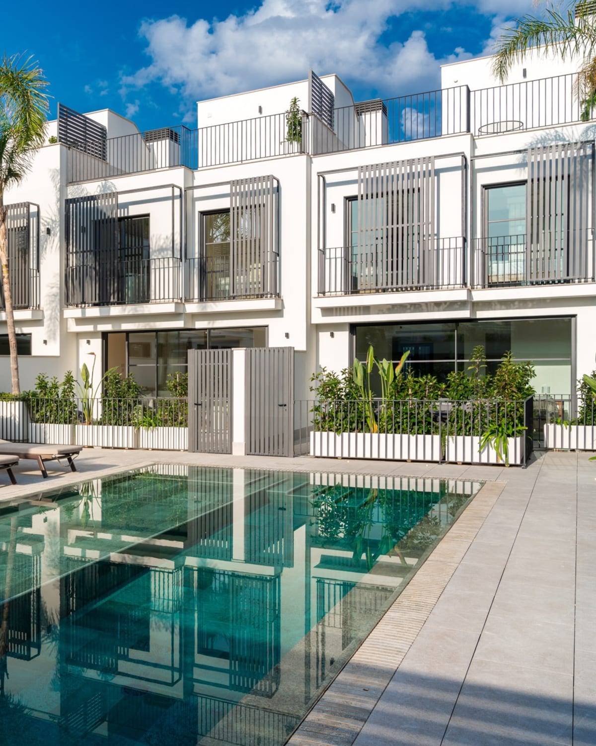 Der gemeinsame Pool und die Reihe der Reihenhäuser, Palmen am Wasser, Reihenhaus in Portixol