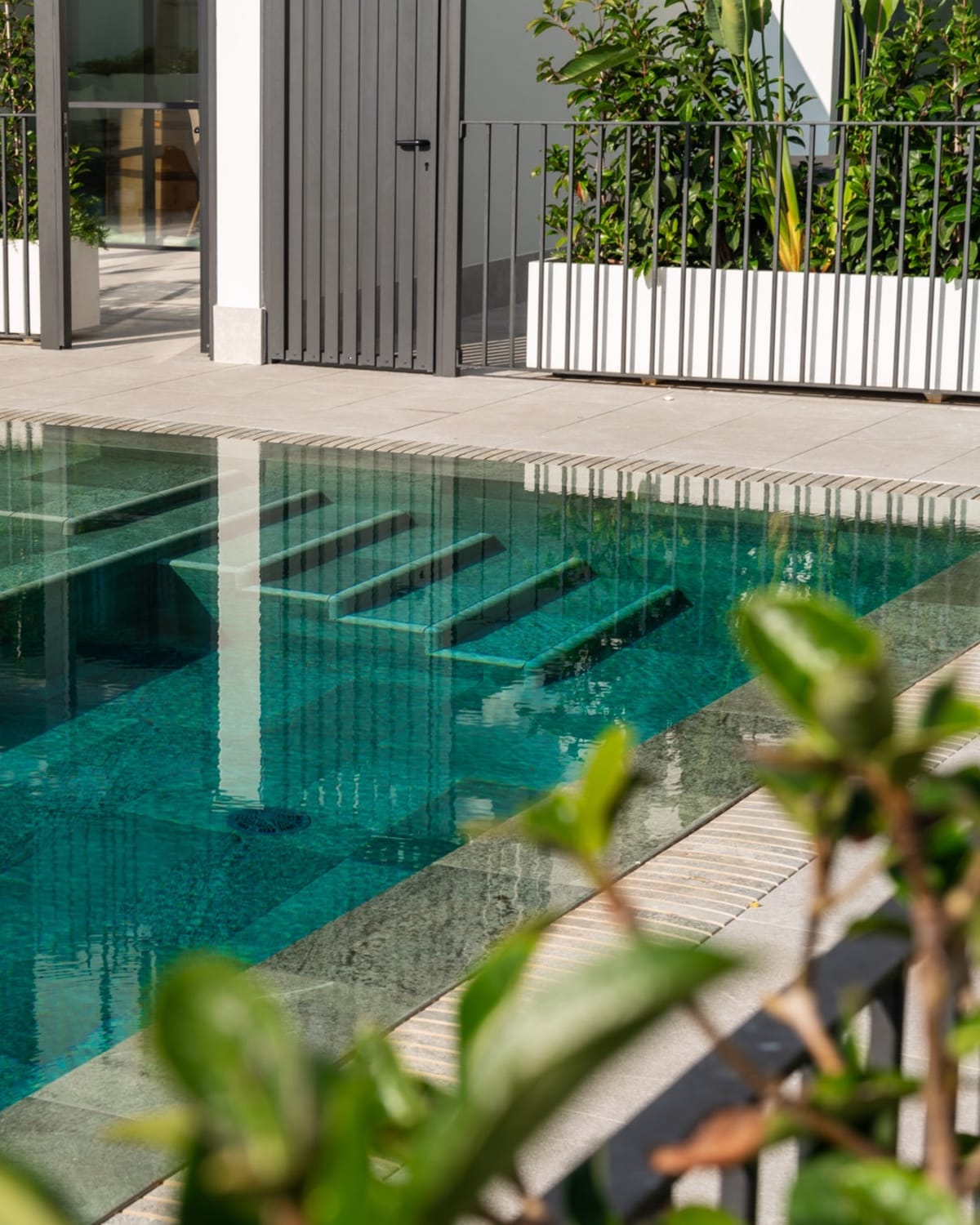 Der gemeinsame Pool und die Bepflanzung an seinem Rand, Reihenhaus in Portixol