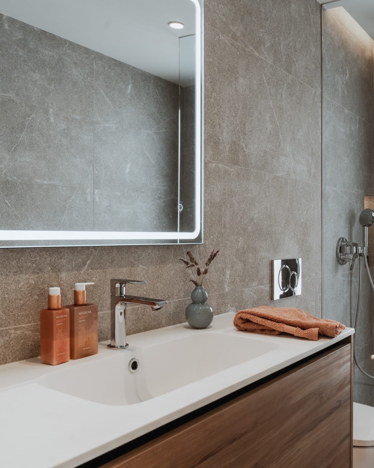 Ein Badezimmer, der Waschtisch, die Dusche und ein hohes Fenster, Townhouse in Portixol