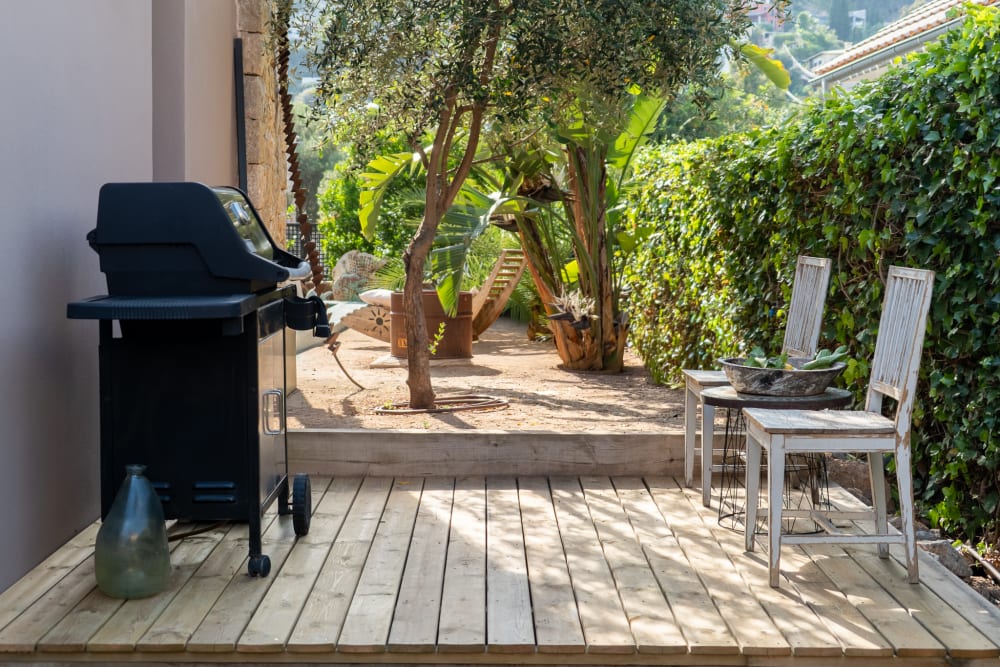 Überdachter Grill und Essbereich im Freien
