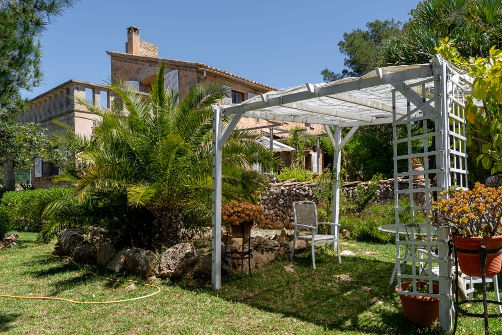 Gartenpergola mit Grillbereich