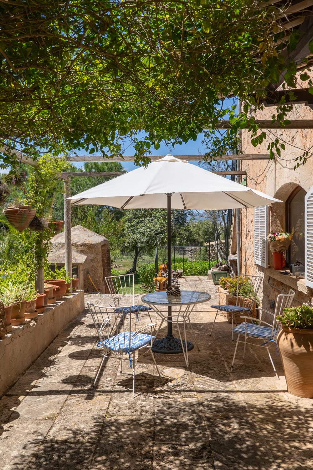 Gartenterrasse und umgebende Landschaft