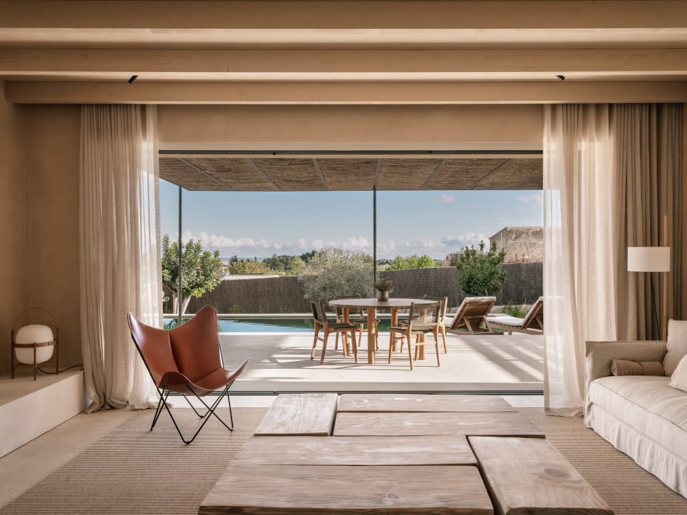 Wohnzimmer mit Zugang zur Terrasse