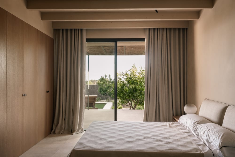 Schlafzimmer mit Naturholzboden aus Eiche und ruhiger Farbpalette