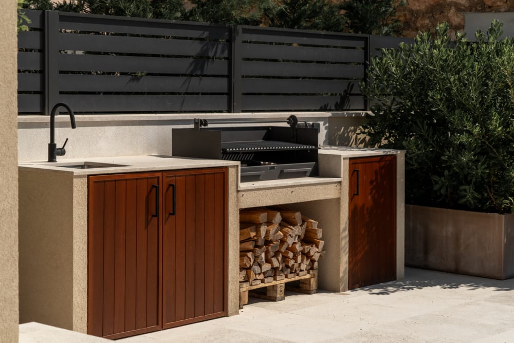 Garten mit Außenbarbecue