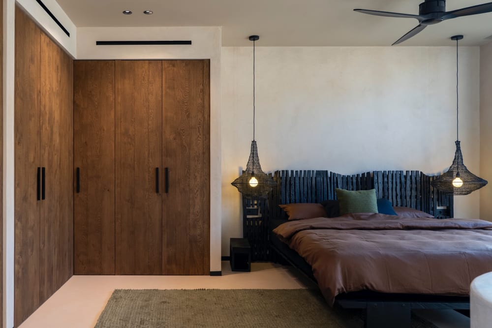 Das Hauptschlafzimmer, seine Eichenschränke und das Bett, Fuster 8