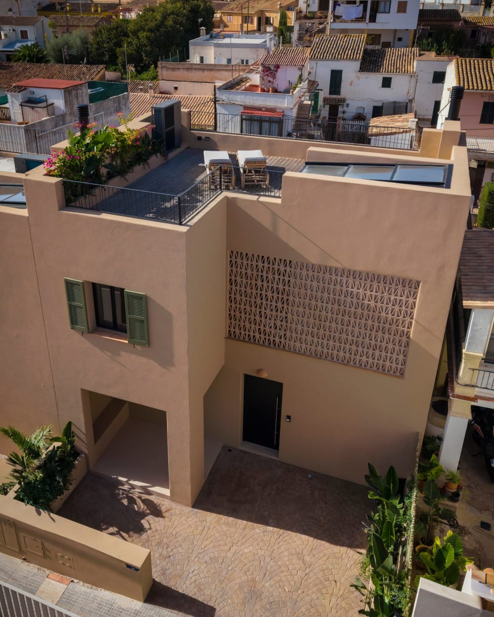 Das Haus von oben, seine Straßenfassade und Dachterrasse, Fuster 8