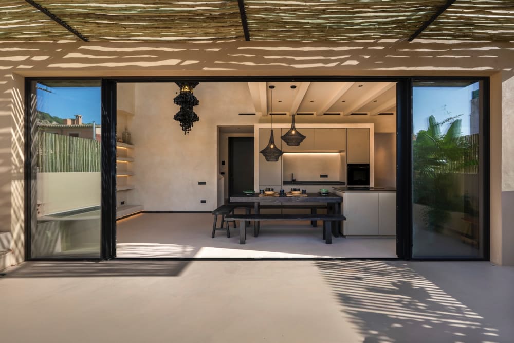 Die geöffneten Glasschiebetüren, Küche und Esszimmer von der Terrasse aus gesehen, Fuster 8