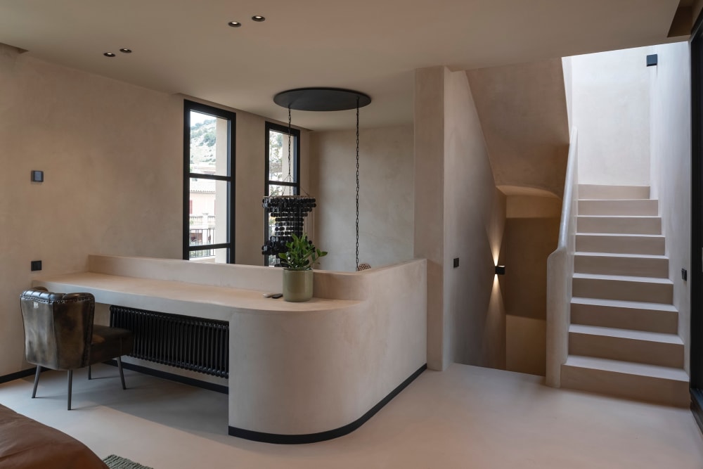 Der Schreibtisch auf dem Schlafzimmerboden und die Treppe zum Dach, Fuster 8