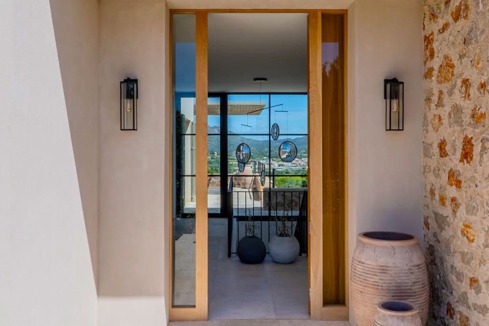 Die Eingangstür, die sich zur Diele und zum Blick durch sie öffnet, Finca Sant Llorenç