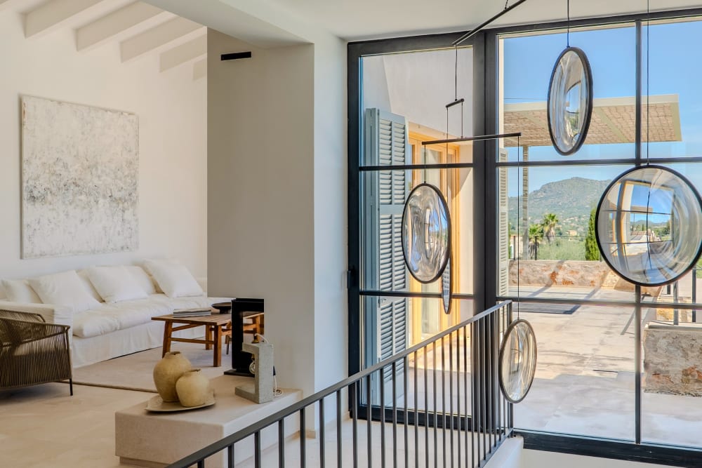 Die Diele und ihre hohen Stahlfenster, dahinter die Hügel, Finca Sant Llorenç