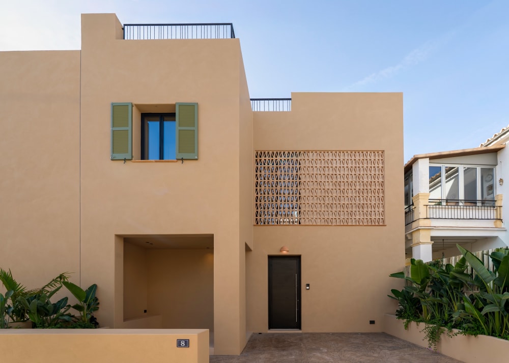 Die Straßenfassade, ihr Tongeflecht und ihre grünen Fensterläden, Fuster 8