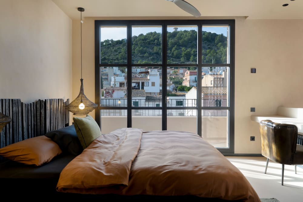 Das Hauptschlafzimmer und sein hohes Fenster über den Dächern von Gènova, Fuster 8