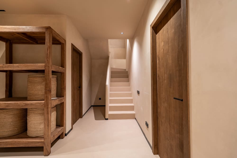 Die Diele der unteren Ebene, ihre Eichentüren und die Treppe, Fuster 8