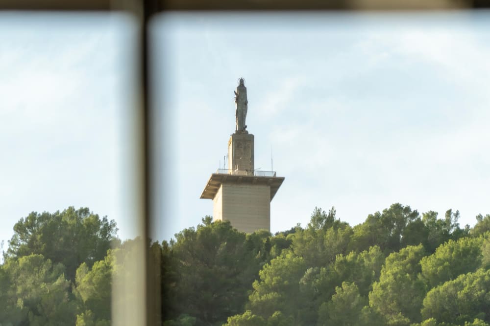 Die Statue auf Na Burguesa, durch ein Fenster des Hauses gesehen, Fuster 8
