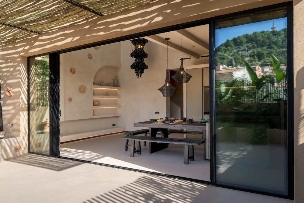 Das zur Terrasse offene Erdgeschoss, die beleuchteten Nischen und der Esstisch, Fuster 8