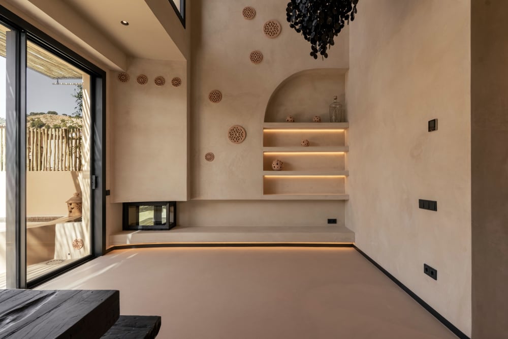 Die hohe Wohnzimmerwand und die Tür zur Terrasse, Fuster 8