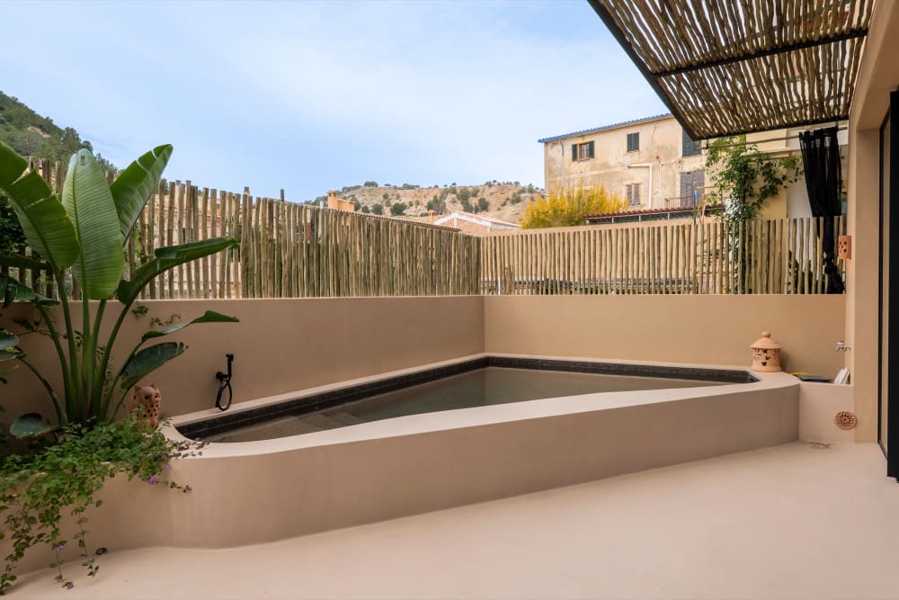 Der Pool und die Terrasse, der Eukalyptuszaun und die Hügel dahinter, Fuster 8
