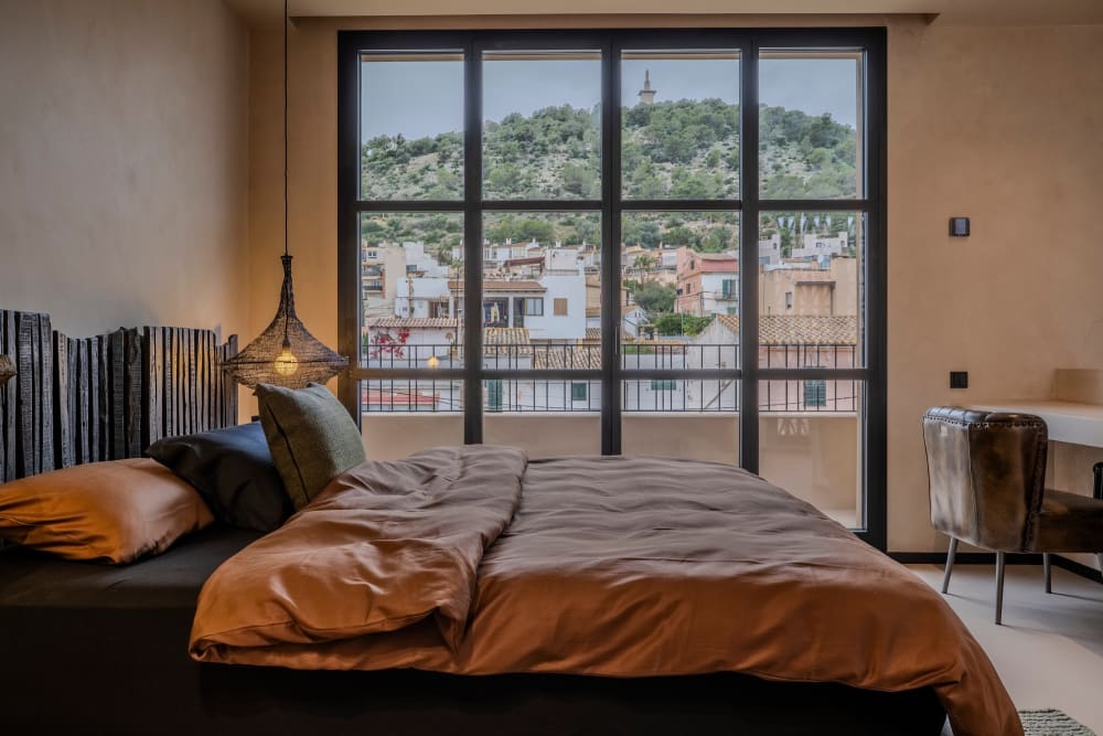 Das Hauptschlafzimmer und sein Schreibtisch am Fenster, Fuster 8