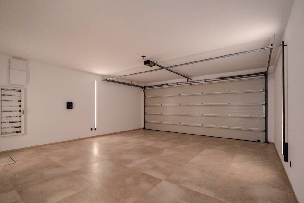 Die leere Garage mit Holzboden und einem Sektionaltor, Santanyí III
