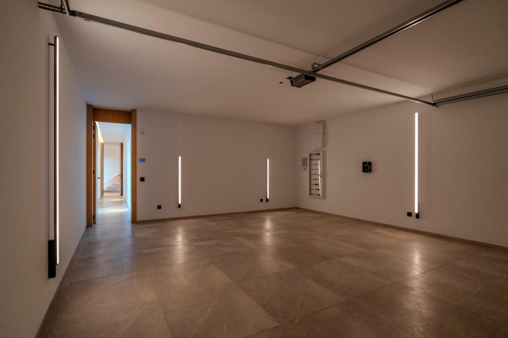 Die Garage in ihrer Länge gesehen, leer, mit Holzboden, Santanyí III