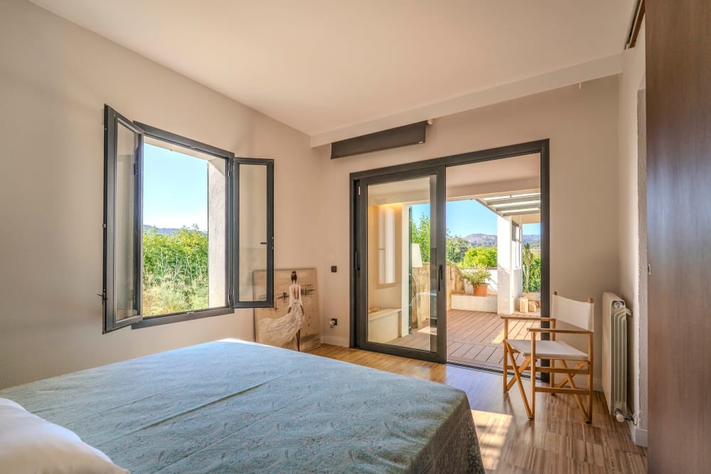 Ein Schlafzimmer mit Zugang zu einer Terrasse, Exklusive Gartenwohnung
