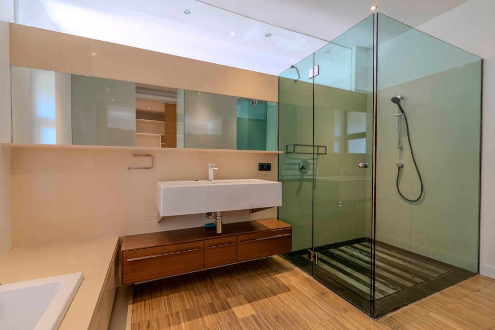 Die Dusche und das Waschbecken in einem Badezimmer, Exklusive Gartenwohnung