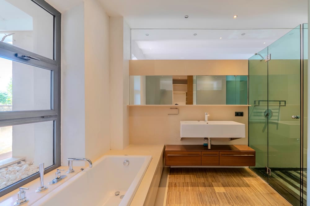 Die Badewanne, die Dusche und das Waschbecken, Exklusive Gartenwohnung