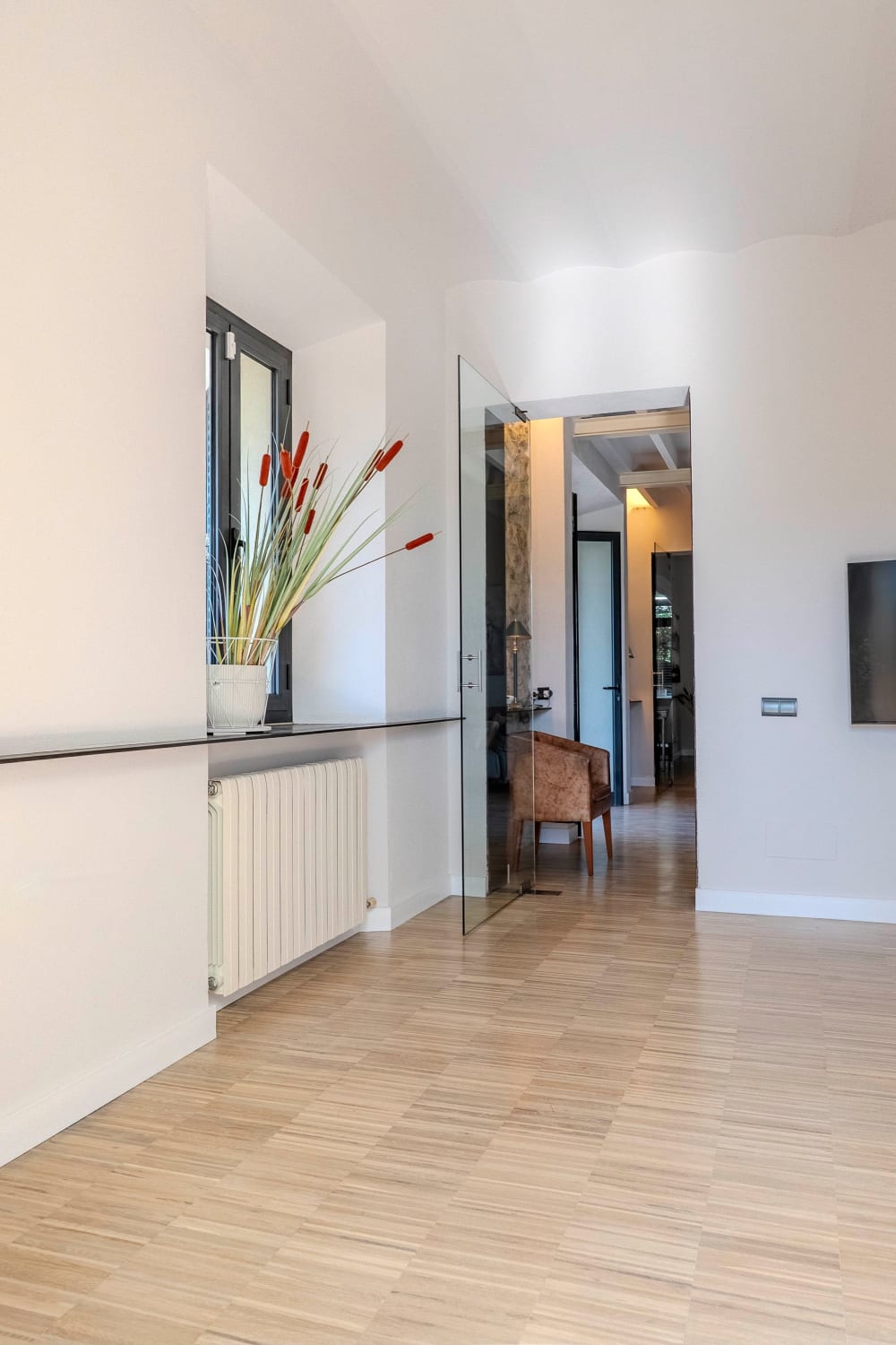 Ein Flur mit einer Glastür, Exklusive Gartenwohnung