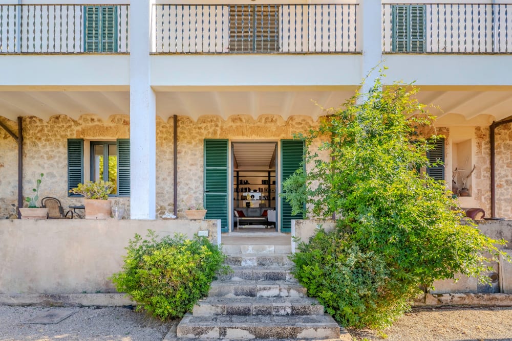 Die Steinfassade und grünen Fensterläden, mit offenem Eingang, Exklusive Gartenwohnung